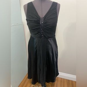 ADRIANNA PAPELL SZ 12 BLACK SLEEVELESS COCKTAIL DRESS WITH BEADED DETAIL BODICE